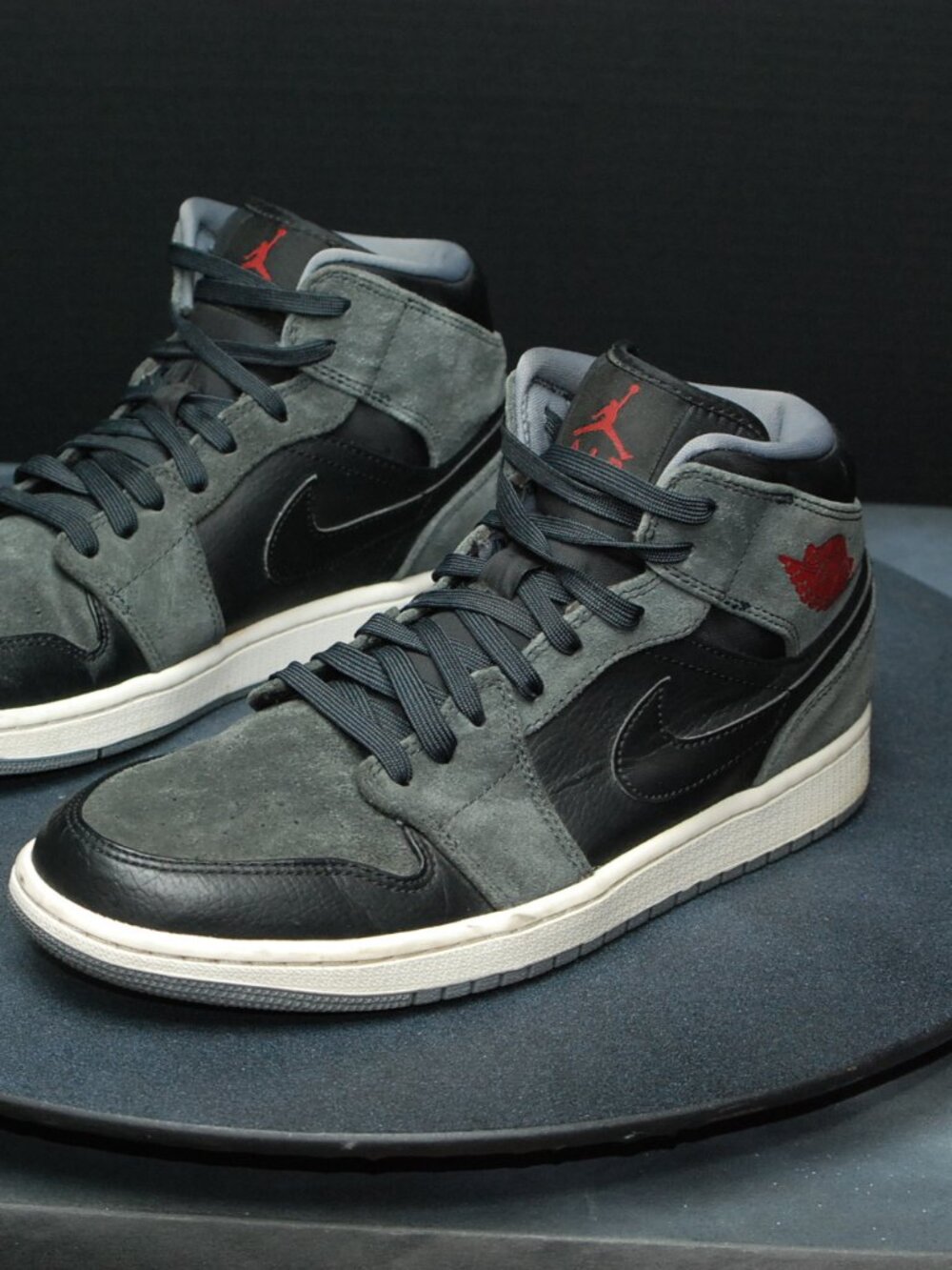 Nike Air Jordan 1 Mid Black Grey Red Anthracite Gym Men’s Size 9.5 554724-018